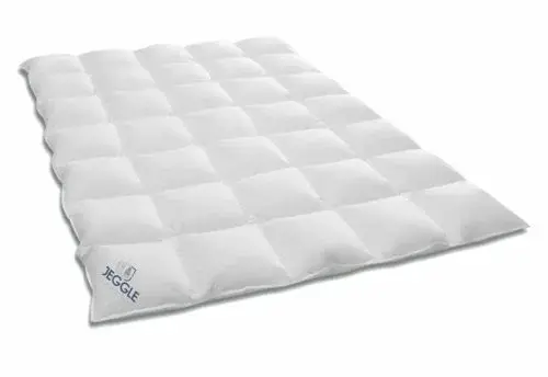 Weiche, weiße Steppbettdecke mit quadratischer Steppung und sichtbarem Jeggle-Logo.