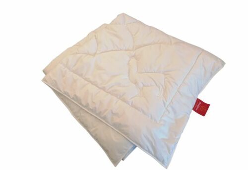 Weiße Steppdecke mit Pferdemotiv und rotem Etikett, Bettwaren für Allergiker.